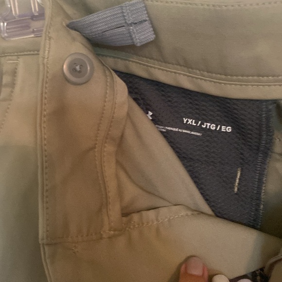 Boys Under Armour shorts - Picture 3 of 3